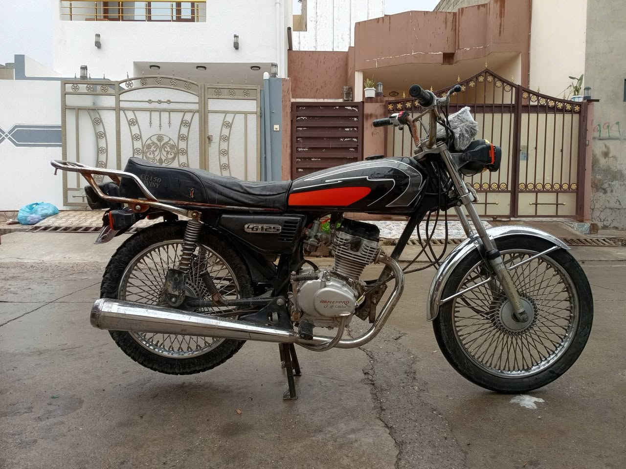سلام عليكم اخوان دراجه للبيع نامي برو موديل 2020 دراجه اي عيب ما بي كهربائيات كامل شغاله بل الصورة الدراجه مبينه تعبان بس تجي تشوفه اي عيب ما بي سعره 360 و بي مجال للشراي ***********. خاص مفتوح
