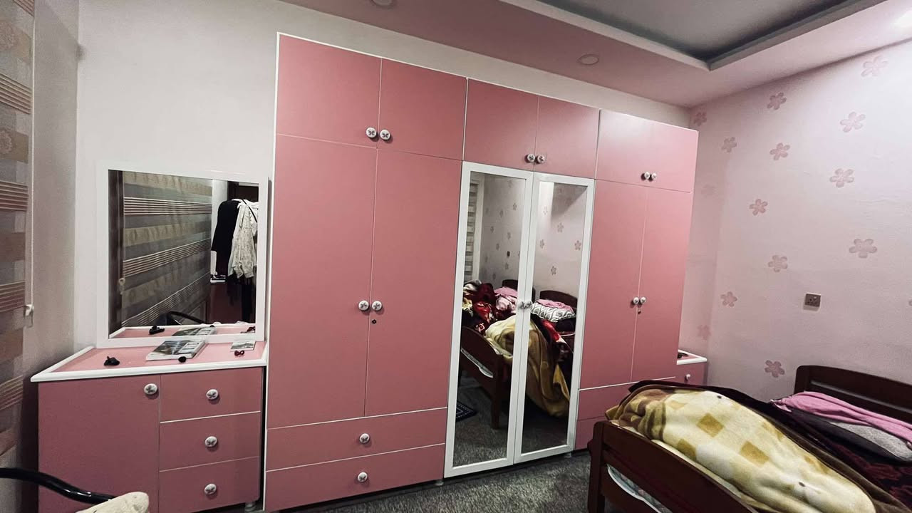 غرفه بناتي اخشاب سعر ٥٠٠ دولار ثانيه ملحق  خشب اصلي جديده سعر ٥٠٠ دولار مكان دهوك  ***********وهذا رقمي
