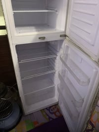 ثلاجه جديدة • مغلفة • بدون خدش