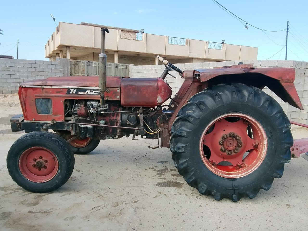 سلام عليكم للبيع عنتر 71 موديل 87 مكفولة بم محرك اكسل هايدروليك لا تبخر ولا تصرف كلهة على وضع الشركة تايرات جدد امامي خلفي ثكال امامي كهربائيات كلهة شغالة باتري جديد وياهة ديجر وفدان مكينة مال جناي السعر 5 خمسة مليون متواجد بل فيس واتساب والاستفسار رقم الهاتف *********** العنوان بغداد ابو غريب
