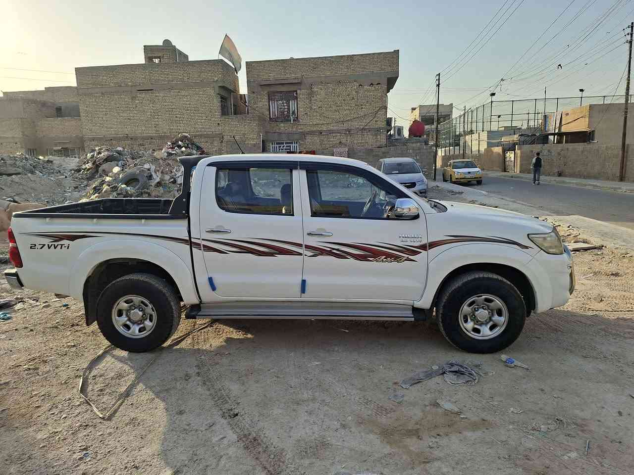 هايلوكس ٢٠١٣ فور ويل سوناره موجود مكان السياره المدينه تجي وشوفه صدره جديد كله وكاله *********** سعر ١٨٥ وبيه مجال
