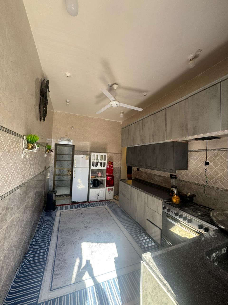 دار سكن طابو صرف في حي الأمير ( الثاني )
يقع على شارع ( ٣٠ ) م 
بناء طابوك - صب كونكريت 
مساحة ١٥٠ م 
يحتوي على ( غرفتين ) نوم
والثالثة طابق ثاني مع صحيات طابق ثاني  
صحيات داخلية + خارجية 
البيت مطلوب سلفه ( اسكان ) ( ٣٥ ) مليون 
يتم تنزيل من السعر ( الكلي ) 
تحويل ( مباشر ) - ( بناء درجه اولى ) 

للاستفسار مراجعة مكتب ( غيدان ) للعقار  
واسط - الزبيدية - مقابيل حي ( الصناعي )  
***********  
*********** محمد سيد غازي
