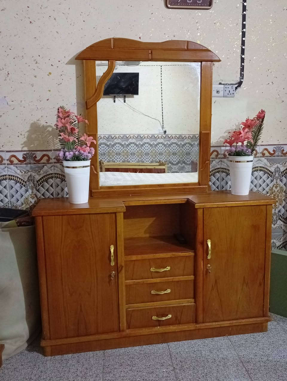 السلام عليكم 
غرفه نوم صاج تسكام نضيفه جدا خمسه ابواب 
السعر ٦٠٠ الف 
كاونتر تسكام ٢ متر مع سنكي متر ونص السعر ٣٥٠ الف 
قنينه غاز السعر ٦٠ الف 
ثلاجه نضيفه جدا واستعمال قليل حجم ١٤ قدم السعر ٣٠٠ الف 
تخم استقبال اربع قطع ١٠ مقاعد السعر ١٥٠ الف 
جربايه طفل طولها متر و ربع السعر ٤٠ الف 
شاشه بلازما حجم ٣٢ نضيفه جدا تشتغل على النت سعرها ٧٥ الف 
براد ماء بحاله جيده السعر ٦٠ الف 
الاستفسار ***********
