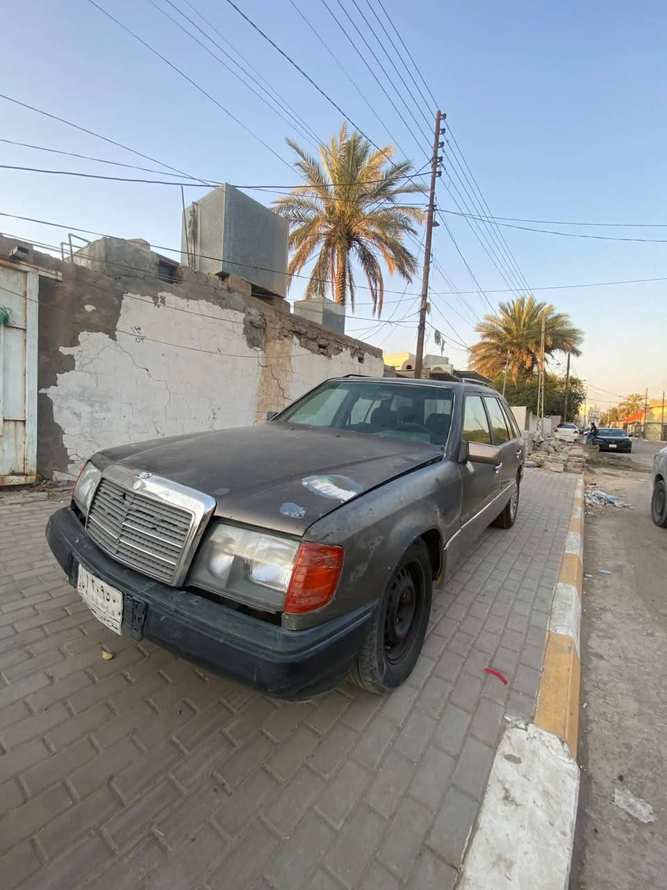 السياره مرسيدس موديل 1990 وتحتوي على 6 سلندر والمحرك نضيف ولا يوجد اي تبخير في السياره وسعر والاستفسار على الرقم الحالي.  ***********    واهلاً وسهلاً بكم
