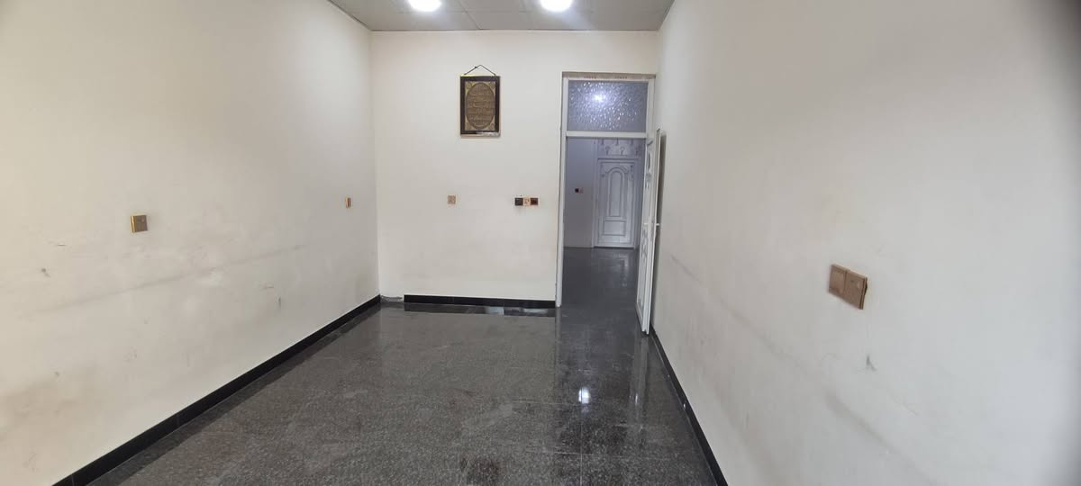 بيت للبيع مساحة البيت 120م طابقين جاهز من كل النواحي سيراميك من السطح لباب الخارجي يحتوي كل طابق على غرفة و صالة و منور عدد2 وصحيات و مطبخ و استقبال العنوان كاطون الرحمة شارع الصحفية رقم القطعة (6408) 
السعر 115وبي مجال قليل 
 متواجد فيس او (***********)بي واتساب رقمي
