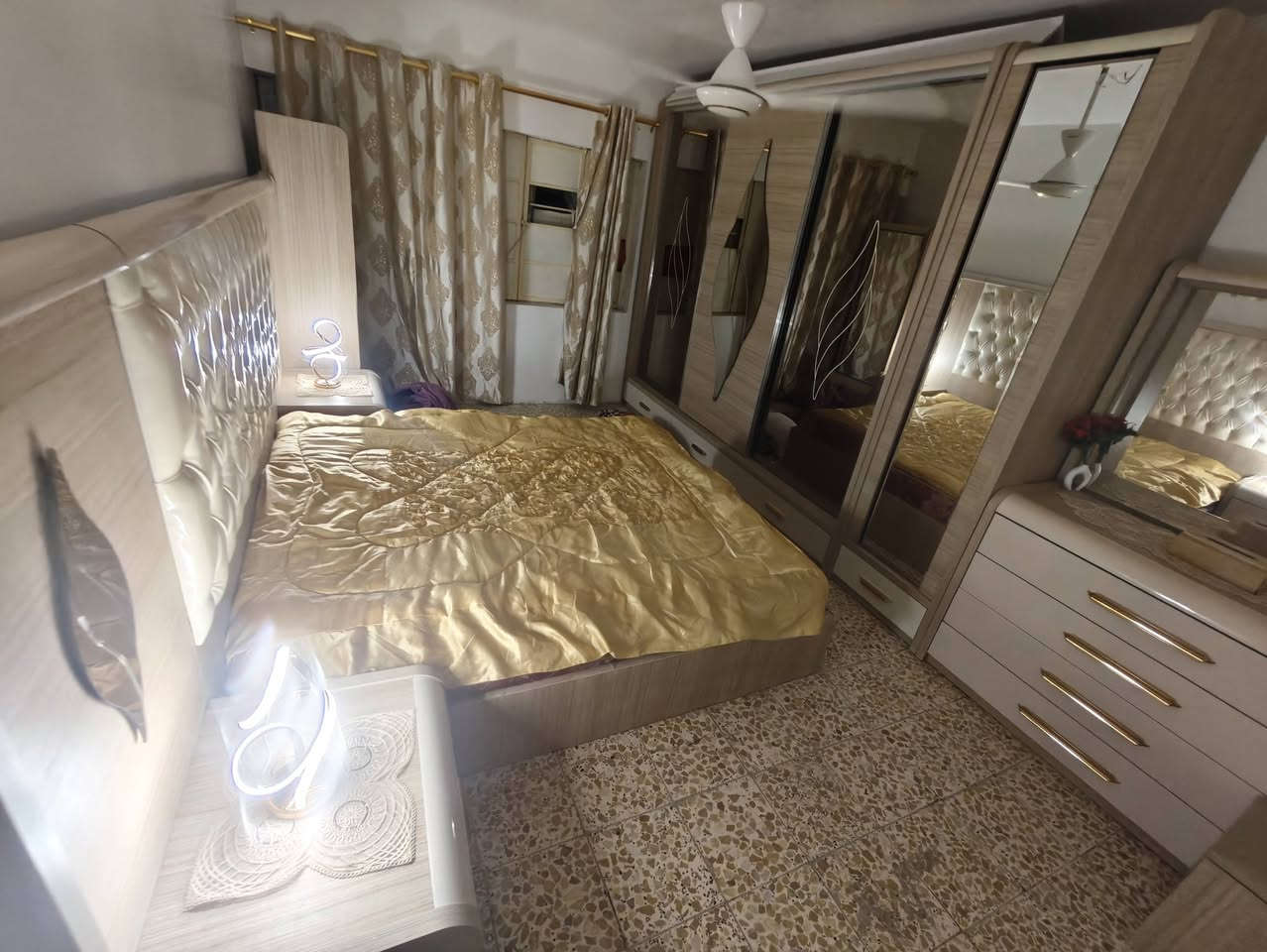 غرفة ضخمة وجبيرة وثكيلة للبيع لان مكاني ميكفي ولونها يخبل لدات كاملة حت بلكنتور
للبيع او مراوس ع خاص او واتس اب او اتصال ***********
