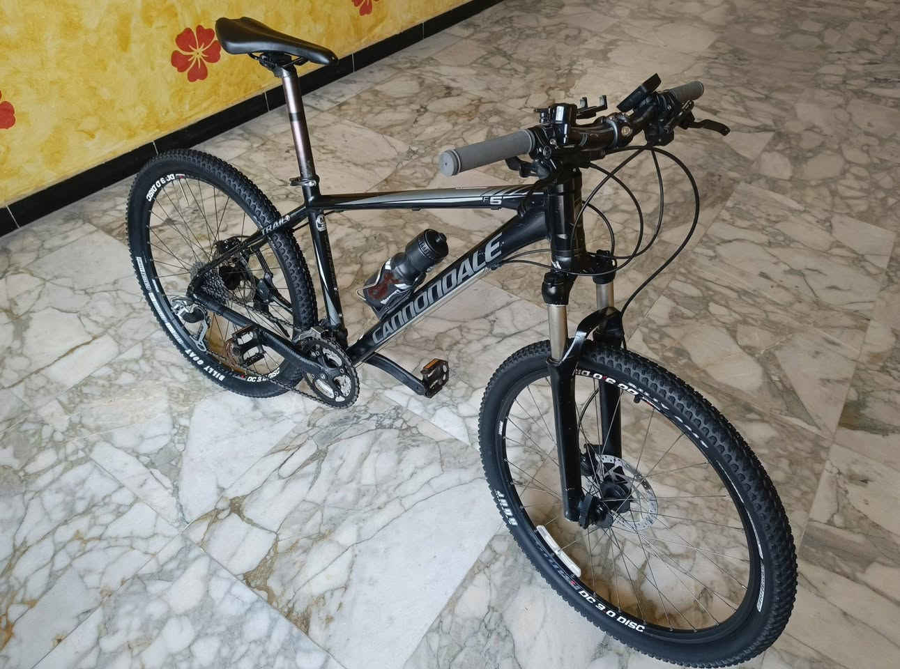السلام عليكم، عندي هذا البايك للبيع
Cannondale

اسم الدراجة: Cannondale F5 جبلي

معدن الدراجة بالكامل من الألمنيوم وزنها خفيف والويل

 أيضا الألمنيوم  الحجم 26  

​السستم الكامل للدرجة من SRAM (سرام) 

البريكات هايدروليك 

إطارات جديدة مستخدمات على الطريق 3 ساعات من نوع OBOR Billy Goat، بمقاس 26X2.10 

الدراجة واضحة في الصور والفيديو بيه كم شخط مثل مموضح للمصداقية 

سعر الدراجة 295 

مكاني بغداد. .***********.

متواجد خاص أو واتساب
