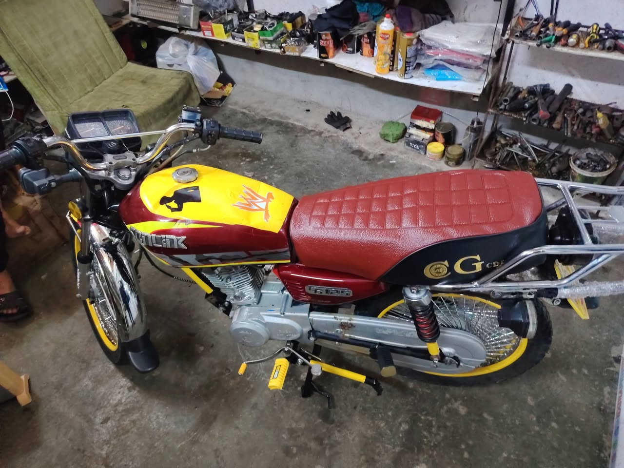 سلام عليكم
دراجه موديل ٢٣ بل مكينه ٢٤ 
مكينه شرط 
كهربايات شغال بس عاوزه بطاريه 
شلعه فول 
والدراجه حلوى ومجمبزه 
سعرها ٥٥٠وبيها مجال 
مكان ناحيه تازه 
التفاصيل 
***********
