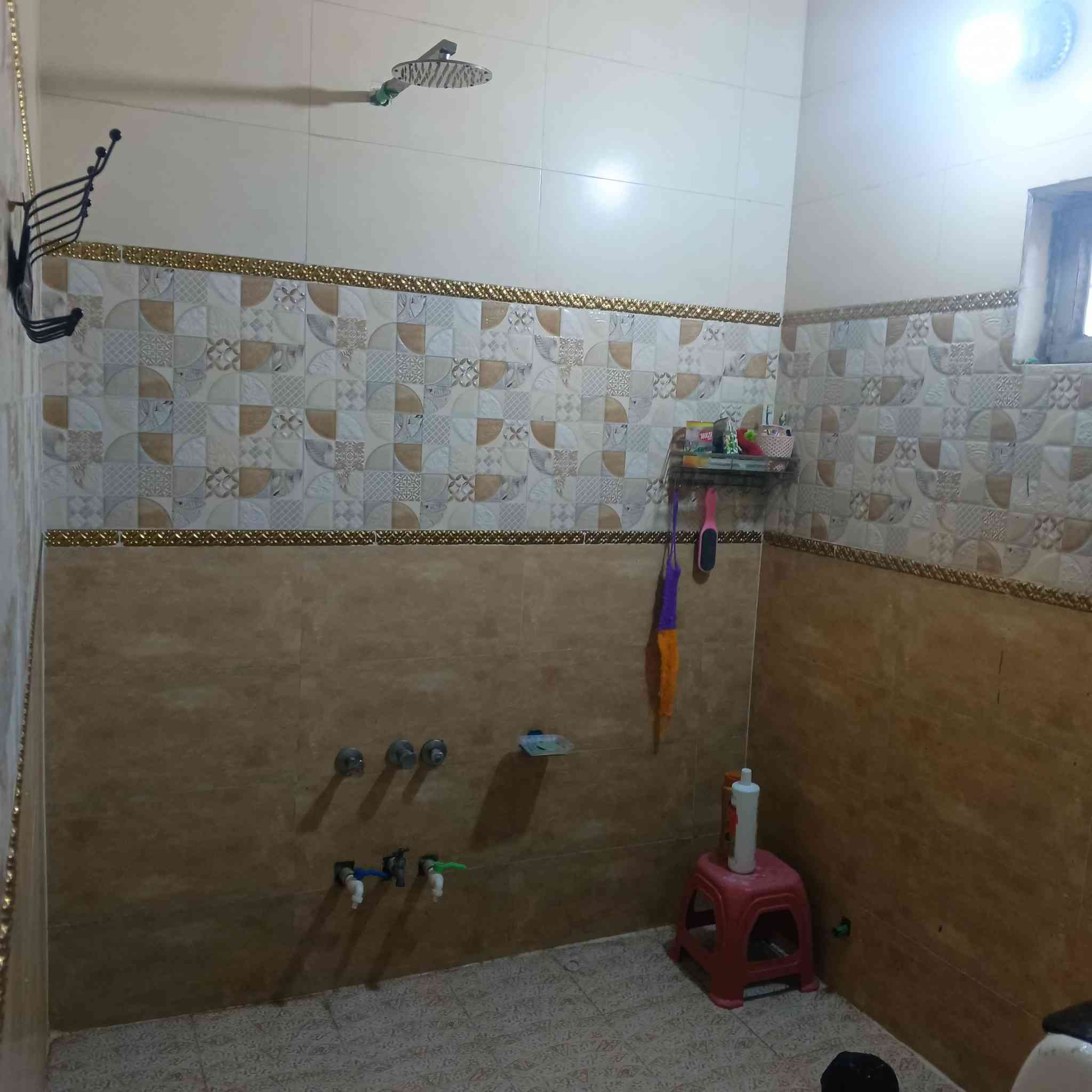 السلام عليكم بيت في قضاء المدئن للبيع خلف قاعة اوسكار مساحة 250 متر مربع علما  جنس الأرض زراعي 117 و بناء حديث يتكون الدار من غرفتين نوم وصالة ومطبخ واستقبال وصحيات داخلية وخارجية وكراج وحديقة بسعر مناسب للاستفسار الاتصال على صاحب الدار ***********

