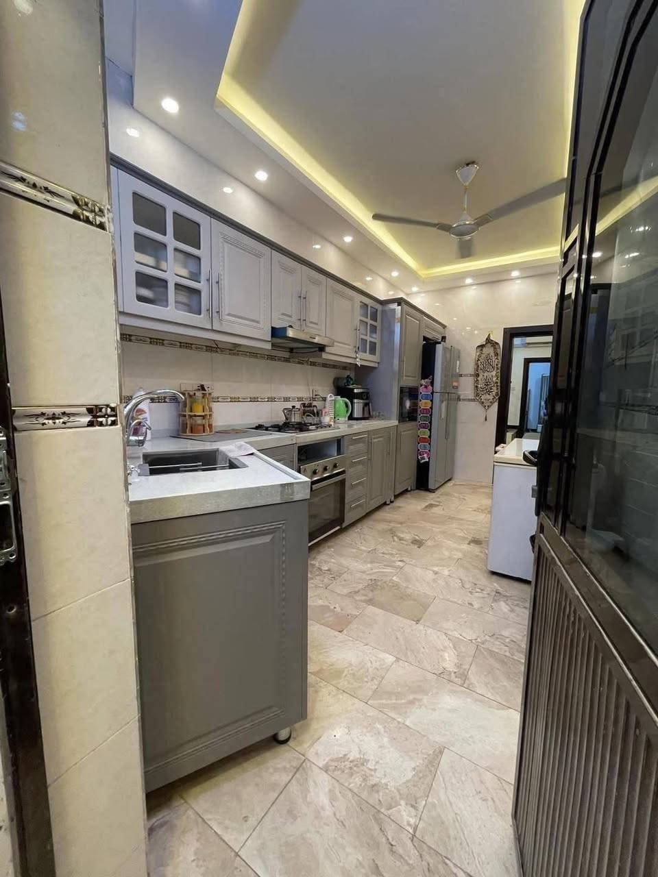 ⦿ للبيـــــــع في السيديــــــــــة ⦿ 

🕊️ 🫆

المساحة :  120م²   واجهة 6.م²& نزال 20م² 

📍الموقع : مربع جامع الاقصى 

المحتويات :
1-الطابق الاول:  غرفه وصاله ومطبخ  وحولي 
2-الطابق الثاني: 2 غرف نوم وهول داخلي كبير وخدمات نظام سويت 
3-الطابق الثالث: بيتونه سطح 

ديكورات ارضيه مرمر شبابيك المنيوم أبواب 🚪 قاصه 

للأستفسار والتواصل ***********

او زيارة 
مكتب الــــــــــــرواد للعقار 
السيدية شارع الضباط مقابل لحوم حمادة
