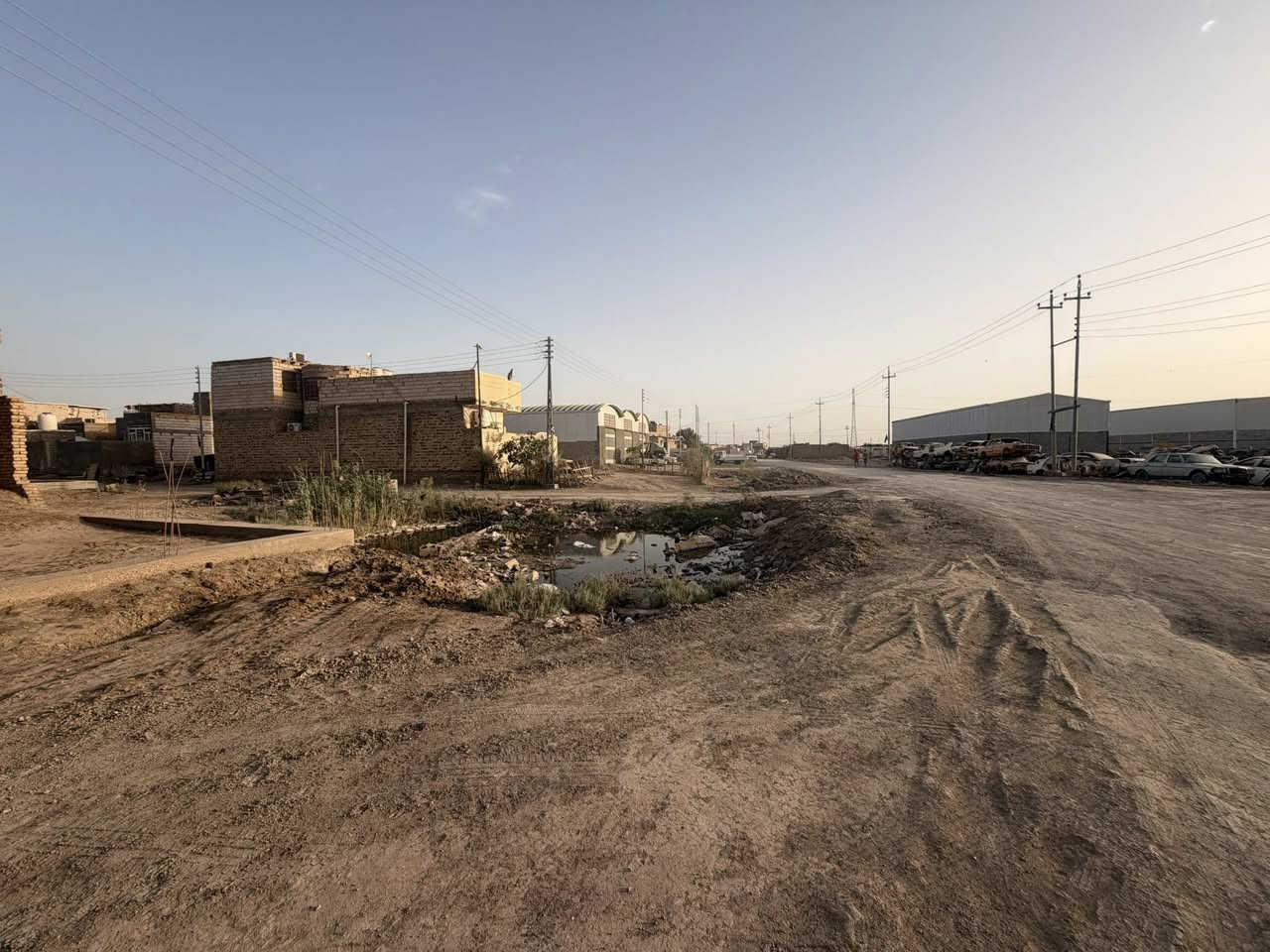 سلام عليكم يوجد هيكل البيع زراعي مساحه 200 متر  نزلت سيد خليل على شارع 30 متر غرف 2 وصاله وستقبل ومطبخ وصحيات دخليه وخارجيه للاستفسار اتصال على 
***********
***********
آبو مرتضى الحسناوي
