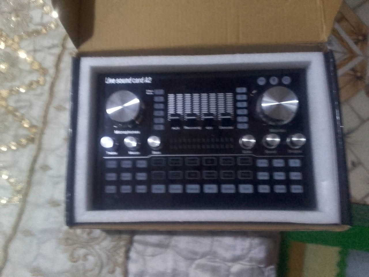 السلام عليكم عدنا جهاز للبث المباشر هوا ملحقاته صوت مااروع صده فول مقسمات صوتيه السعر 75وبي مجال للطيبين للتواصل ع الرقم ***********
