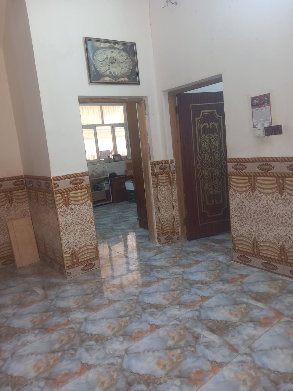 بيت  للبيع  مساحته  200 م   يبعد  عن  شارع  العام  60 م
يتكون من  غرفتين بطابق الارضي  في قضاء  السنيه

+غرفه بطابق الثاني + صاله   +براني  ويحتوي  علي  منورين  

ومغاسل  خارجيه  وداخليه  واتصال علي رقمي  خاص  وسطح  كامل  الاشتايكر  وتصال  علي  رقمي  خاص  ***********
