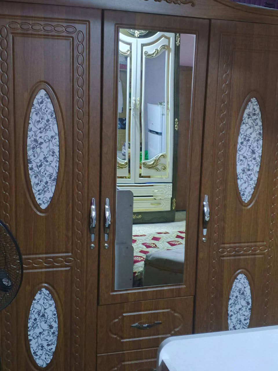 السلام عليكم غرفة نوم مع كنتور اضافي نضيفه جدا
***********
