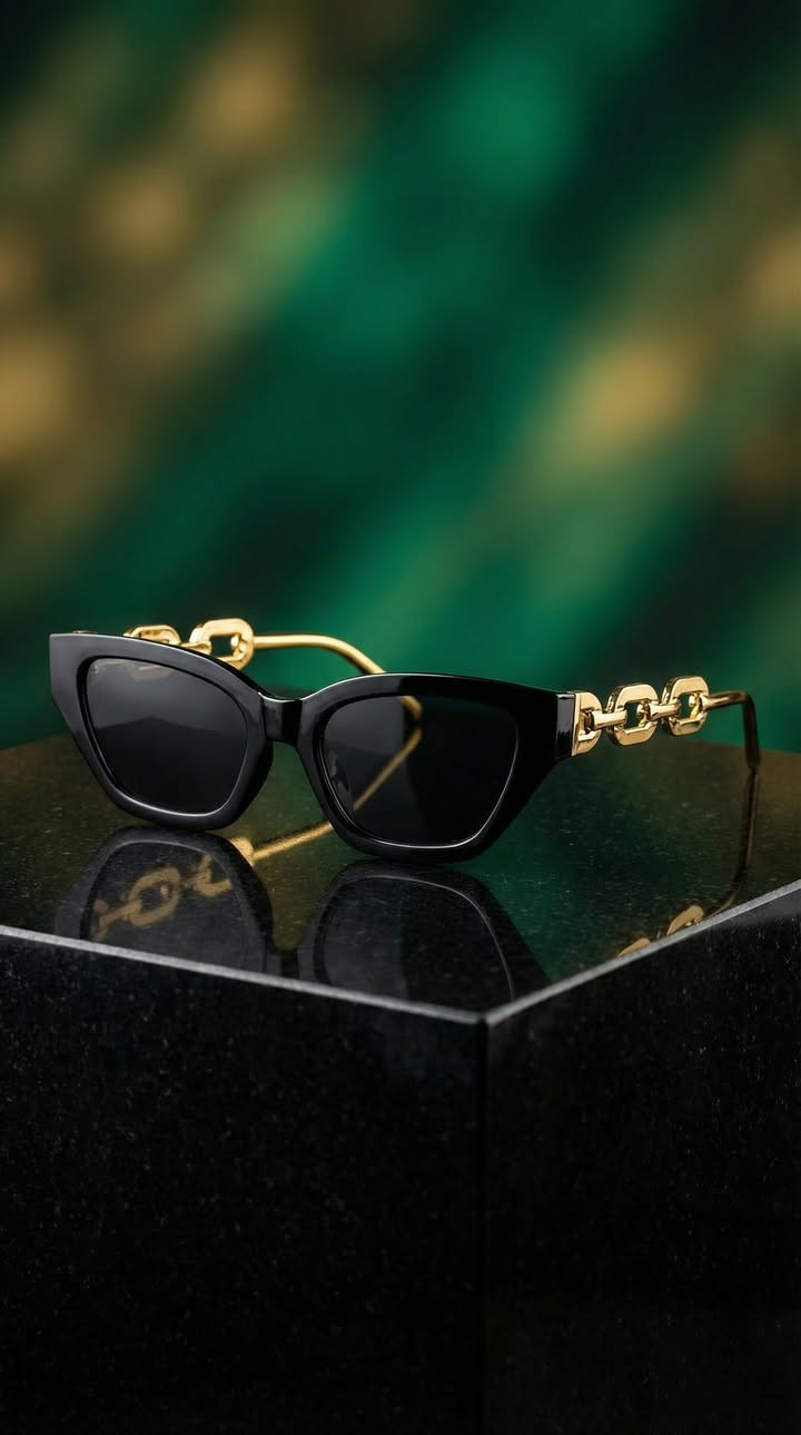 الإطار: إطار أسود لامع بتصميم "عين القطة" (Cat-Eye) المطور، مما يمنح الوجه تحديداً جذاباً ومظهراً عصرياً.

الأذرع: تتميز بأذرع ذهبية فريدة على شكل سلسلة معدنية (Chain Link)، مما يضفي لمسة من الفخامة المستوحاة من تصاميم المجوهرات الراقية.

العدسات: عدسات داكنة توفر حماية كاملة من الأشعة فوق البنفسجية، مع الحفاظ على وضوح الرؤية وخصوصيتك بأسلوب راقٍ.

المناسبة: مثالية للإطلالات الرسمية، والاجتماعات الخارجية، أو لإضافة لمسة "دراماتيكية" أنيقة على ملابسك اليومية البسيطة.

ملاحظه بدون حافظه تاتي النظاره


**إذا كنت صاحب هذا الإعلان وتريد حذفه لأي سبب، رجاءا أرسل رسالة إلى الدعم الفني**