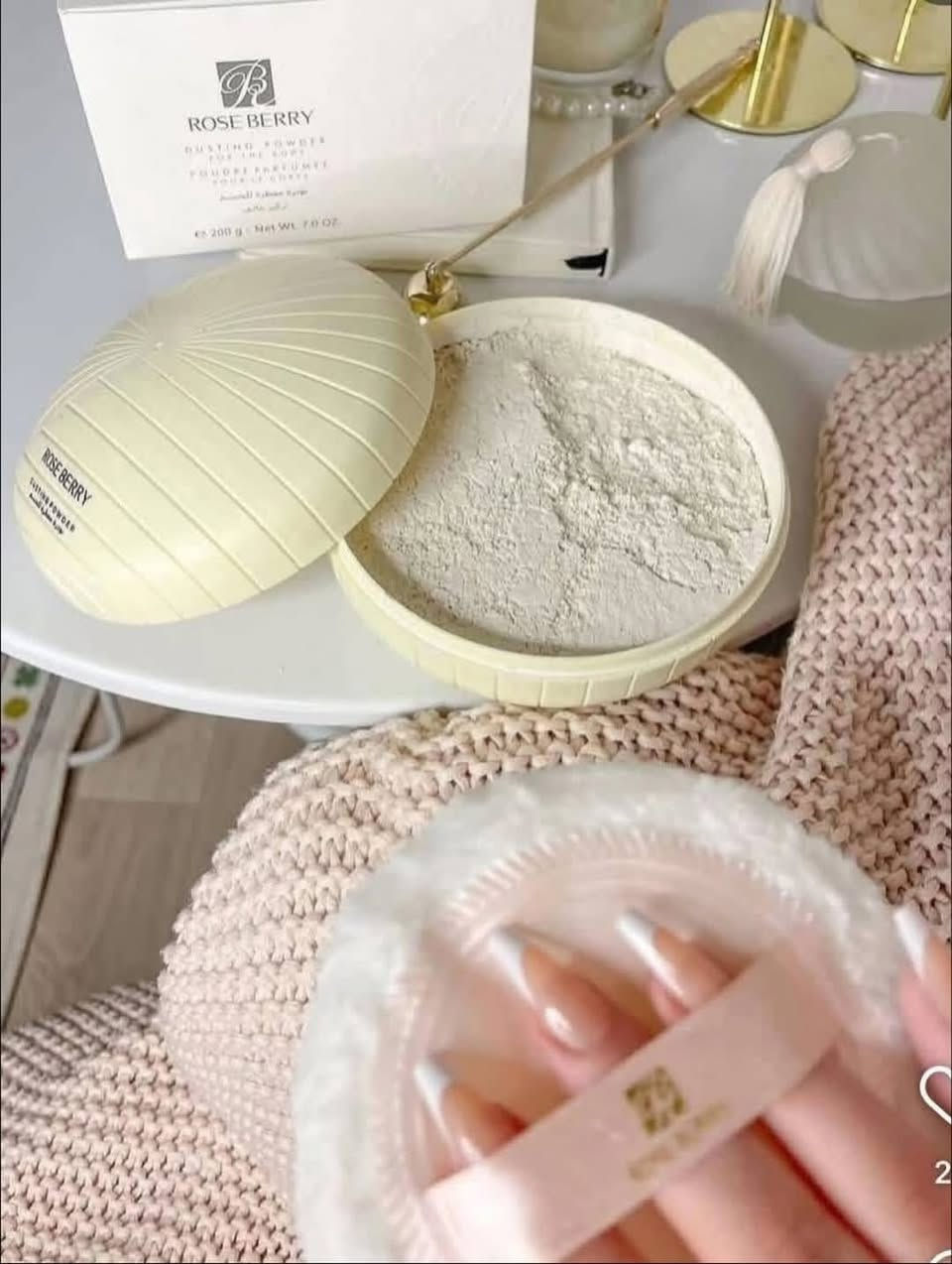 روز بيري" (Rose Berry) 

: بودرة معطرة للجسم
بودرة الجسم المعطرة من روز بيري
تُعرف هذه البودرة بتركيزها العالي من العطر وتوفر لمسة من الانتعاش والنعومة للبشرة. 
الوصف: بودرة فاخرة معطرة للجسم مصممة لتمنحك تجربة عطرية لا تُنسى ورائحة ساحرة.
الاستخدام: يمكن وضعها على بشرة نظيفة وجافة بعد الاستحمام أو في أي وقت للحصول على انتعاش فوري يدوم طويلاً.
التوفر: تتوفر عادة في عبوات بوزن 200 جم. 

سعر 7،000
عنوان بغداد اركية وفاضل شارع المسبح العام
توصيل داخل المنطقة مجاناً بغداد والمحافظات 5
للحجز والاستفسار مراسلة الصفحة او الرقم ***********
