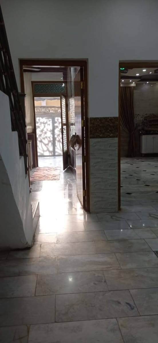 السلام عليكم بيت في حي الغدير طابو زراعي سند ٢٥ المساحه ١٦٠ ركن على شارعين صب كونكريت مسلح الرظيه مرمر خدمات كامله تبليط ومي ومجاري  وكهرباء مقابيل مدرست النوار الاهليه البيت يباع مع الثاث غرفت نوم جديده  مخسله عدد ٢ + مجمد مع ثلاجه مع سبلت مع مكيف مع كاونتر مع طباخ برد مع التئسيساة كامله السعر / ١٠٥ رقم ***********
