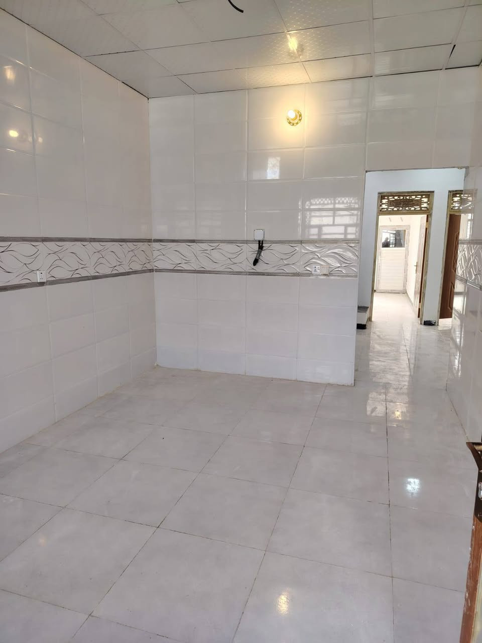 بيت للبيع بحي الامين بشارع سادة الفوادين المساحة 150 بية غرفتين وصاله ومطبخ وبراني بيت جديد فارغ حالين ستوة كمل بناء شوارع تبليط ومجاري الاتصال *********** ديوانية, القادسية
