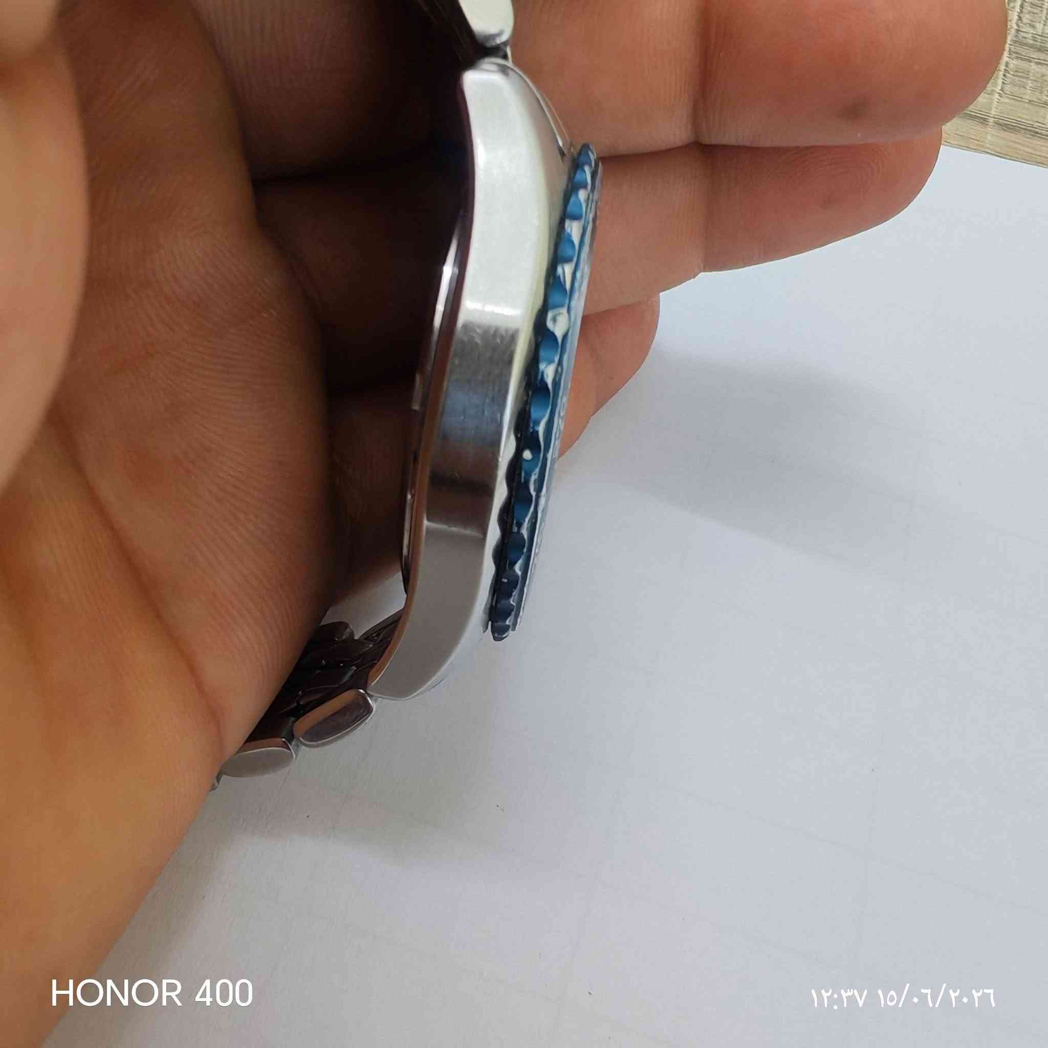 السلام عليكم
ساعة سييتزن بروماستر (Citizen Promaster) ذات ميناء أبيض وعقارب زرقاء بتصميم كرونوغراف كلاسيكي.تتميز الساعة بحركة كوارتز قادرة على قياس الوقت بدقة 1/100 من الثانية.الإطار الخارجي مصمم للحسابات البحرية مع علامات "Port" و "Reach" للملاحة.الهيكل مقاوم للماء حتى عمق 100 متر (WR100).
***********
*********** واتس
