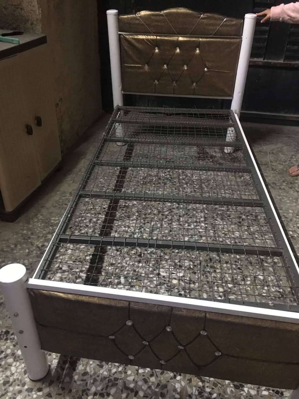 السلام عليكم بوفيه تكمه طول مترين وربع للبيع سعرهه ٦٠ وبيه مجال بسيط جرباية كلش نظيفة سعرهه ٣٥ حي الجهاد ***********
