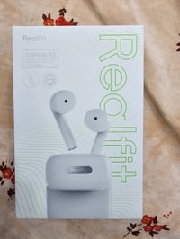 سماعات من شركة Realfit السعر 10 الاف جديد غير مستعمل  يوجد توصيل لجميع...