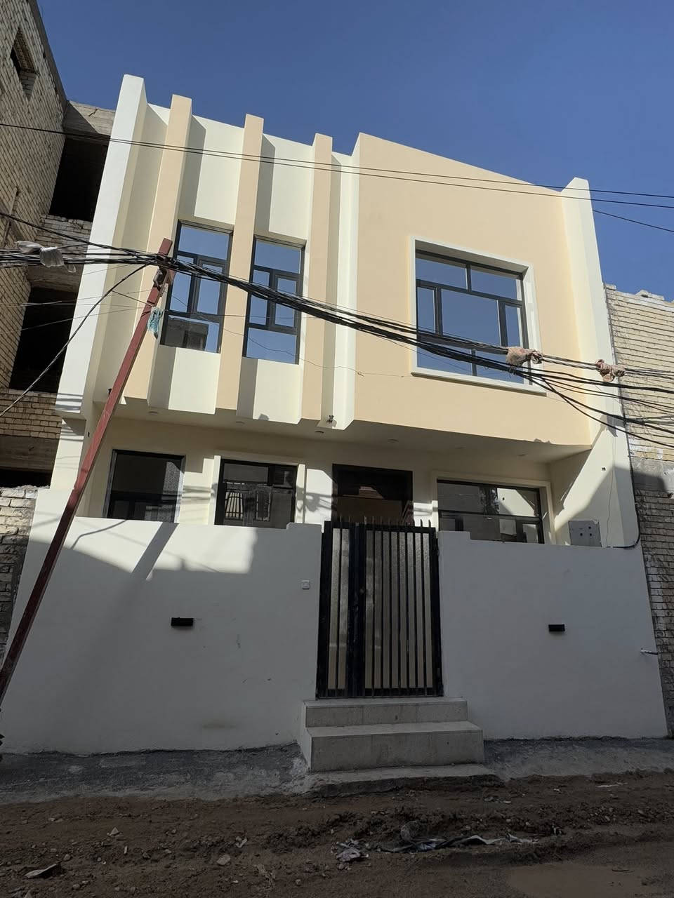 سلام عليكم بيت لبيع  موقع دوره كليه دجله يبعد عن كراده 10دقايق بل سياره لبيت مسحة 60واجه 7ونص ونزل 8 مربع لبيت مطبخ وحمامين وغرفتين نوم لبيت جديد غير مسكون ***********
