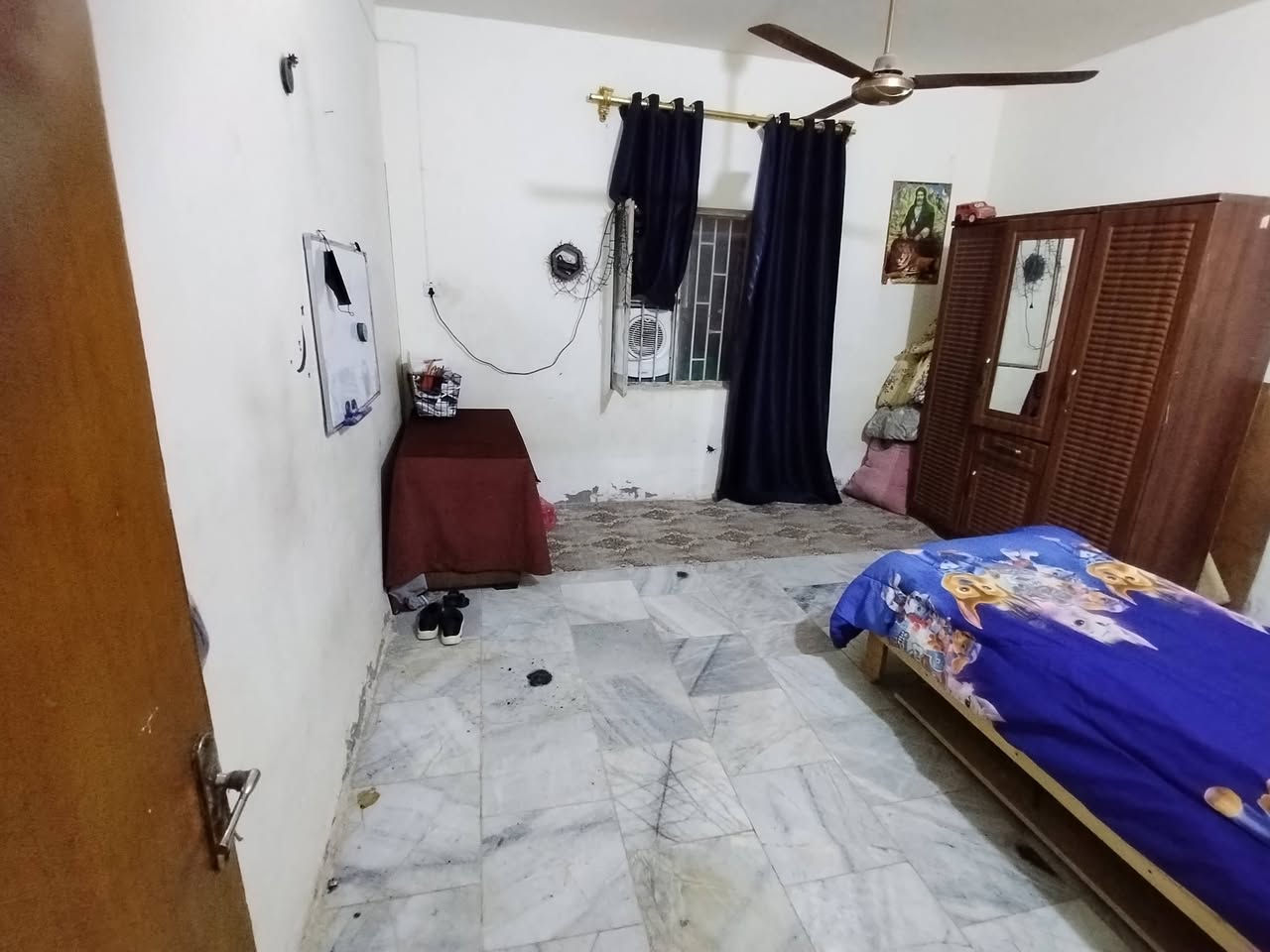 السلام عليكم ورحمة الله دار للبيع طابو صرف ١٥٠ متر طابقين اول بيت بصف الركن على شارع ٢٠ متر وشارعه ١٠ متر عالي عن الشارع خدمات كامله مجاري واصلة للبيت باقي فقط تبليط ينباع تفليش بسعر قطعة علما بأن البيت بحاله جيدة صالح للسكن بس بناء قديم  السعر ٨٩ قابل للتفاوض للاستفسار الاتصال على الرقم ***********
