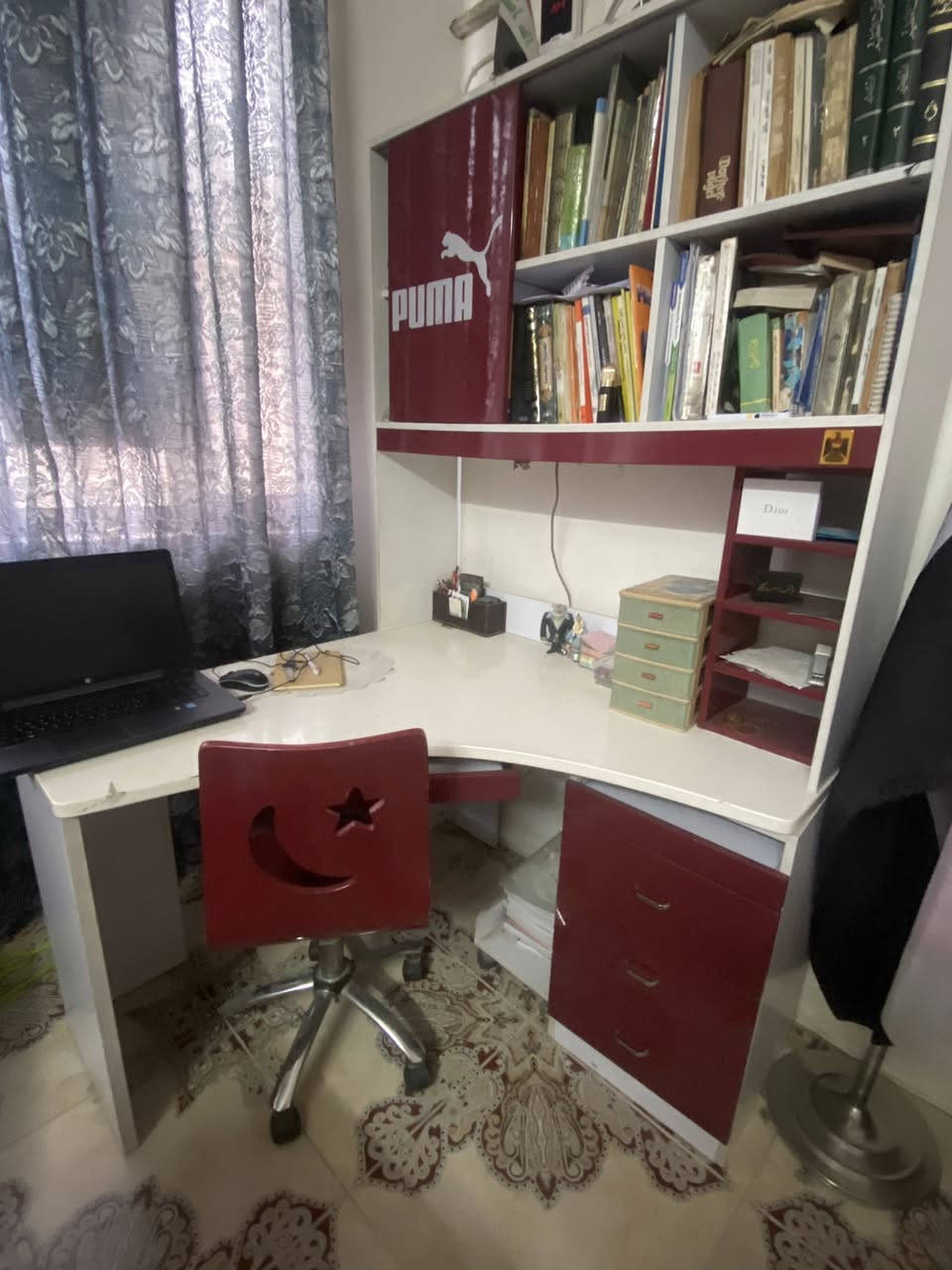 غرفة نوم "نفر ونص" (بوما تركي) - بحالة جيدة للبيع

السلام عليكم.. للبيع غرفة نوم نفر ونص موديل (بوما تركي)، الغرفة نظيفة مرتبة وكاملة من كلشي. تتكون من القطع التالية:

 - جربايه (نفر ونص): تحتوي على مجرات (مجارير) عدد 2 من الأسفل للاستغلال المثالي للمساحة.

 - دواشك عدد 2 وية الغرفة:
 الدوشك الأول الخاص بالغرفة.
 دوشك ثاني إضافي (إسفنج ضغط عالي).

 - كومدي : بجانب الجرباية مخصصة للأغراض الشخصية.

 - كنتور 3 بيبان: تقسيم داخلي ممتاز ومساحة تخزين واسعة.

 - مكتبة دراسة وقراءة: بتصميم أنيق وعملي.
 ميز زاوية مع الكرسي الخاص به: متناسق تماماً مع الغرفة.

 - تعلاكة ملابس مميزة: على شكل قلم.

 هدية خاصة ومجانية مع الغرفة:
 مراية إضافية تحتوي على مجر تخزين واحد من الأسفل.
 الموقع: [بغداد - حي تونس ]
 السعر: [450,000 الف دينار] (قابل للتفاوض البسيط للجادين)
 للاستفسار والتواصل: يرجى المراسلة على الخاص أو الاتصال على الرقم: [***********]
ملاحظة: الغرفة جاهزة للمعاينة والبيع المباشر.
