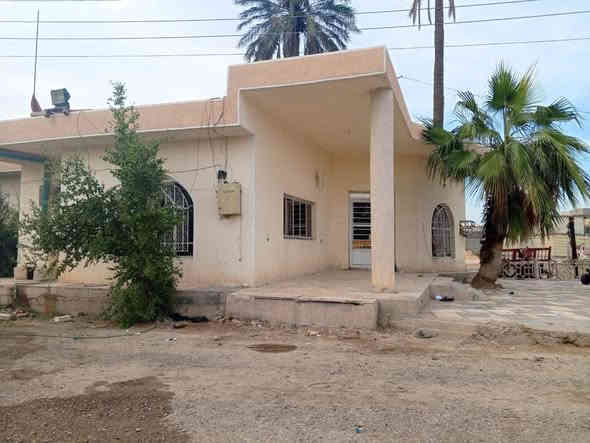 بيت للبيع مساحة البيت  مع الارض  350 متر  
مساحة البناء تقريبا 300 متر 
الموقع/الموقع داخل بغداد الكمالية بستان علي كمال مجاور مدرسة البستان الاهلية /او المعوقين قرب منتزه المعوقين او فرع مولده مالك 
بناء قديم طابق واحد متكون من صالة وحمام ومطبخ و3غرف نوم 
السعر 160وبي مجال شوفه وبخدمتك 
للاستفسار ***********
***********
