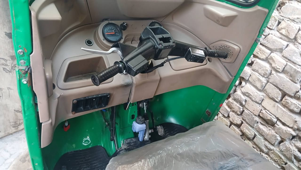 سلام وعليكم
تكتك موديل 2021 
رقم بغداد " بسمي 
تكتك كاملة مابيهة اي نقص 
نص الغد الايسر معمر 
ومعمر بيهة توس 
مكاني بغداد الحرية 
هاذ رقمي ***********
السعر " 7 ملايين و 800
