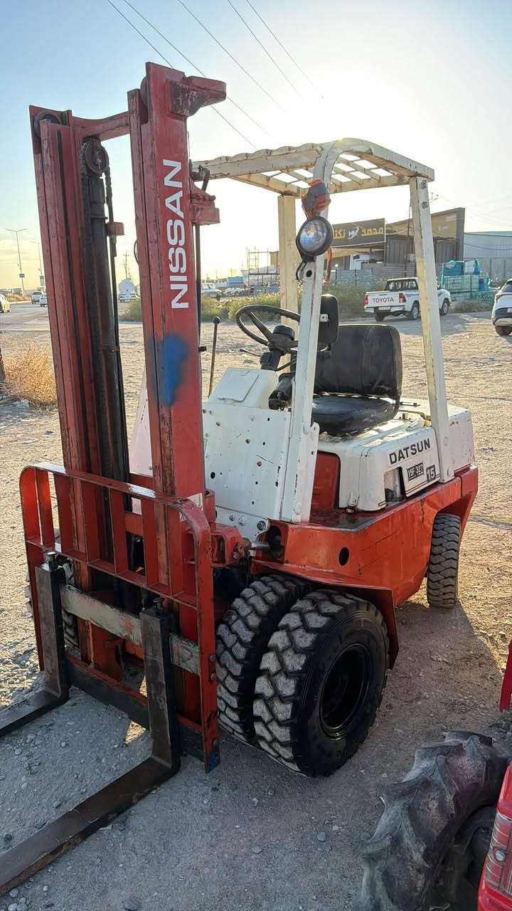 رافعه نيسان حجم 1.5 طن بانزين كير توماتيك. ***********
