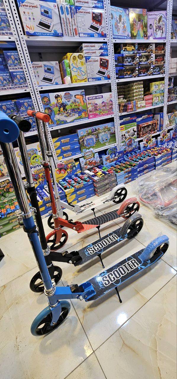 سكوتر حديد حجم كبير
ارتفاع : متر  
بريك خلفي بالقدم السكوتر قابل للطي
الألوان :ابيض - اسود - احمر - سمائي 
