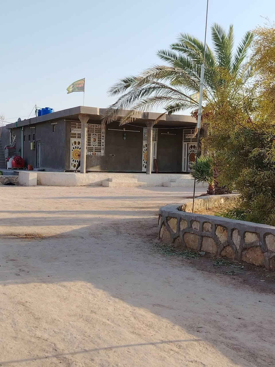 من رخصت الادمن
السلام عليكم للبيع مزرعه دونمين عقد 35 مشموله بقرار 320 طريق كربلاء نجف عمود 238 طريق ياعلي قرب مستشفى الامل تبعد عن الشارع العام 500متر المزرعه عبار على شارعين شارع 20 م وشارع 10م ماء وكهرباء مدارس مستوصف تحتوي على دار مساحه 350 متر 4 غرف نوم /صاله كبيره /مطبخ /استقبال 10 *4 /صحيات داخليه /صحيات خارجيه/تحتوي على بير ماء /نخل عدد22 مثمر ألوان ممتازه /أشجار رمان مثمر / مكان لتربيه الحلال /مولده خاصه/مولده شارع / تصلح حسينيه
 للاستفسار أكثر *********** غير متواجد على الفيس
