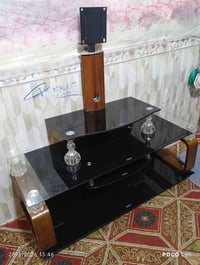 ميز زجاجي • قابل تفاوض