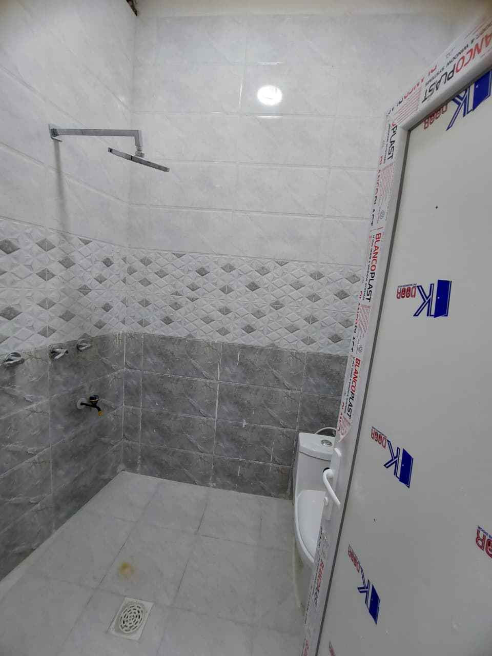 السلام عليكم بيت للبيع المساحه 100م طابو زراعي عراقي يحتوي على قرفتين وصاله ومطبخ وديوانيه وصحيات العنوان بصره أبي الخصيب طريق سيد حامد الاتصال على الرقم التالي *********** البصرة, العراق
