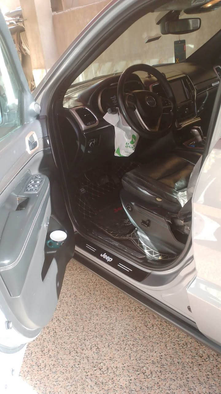 جيب كراند شيروكي لمتدد :2017
رقم بغداد الجديد بسمي هزة سنوية جديدة 
المحرك : V6.  3.6L 

فول فول 

معروفة مواصفات لمتدد

لون :سلفري غير محدد

حادث جاملغ وبنيد فقط
المواصفات  . 
* سقف بانوراما . 
* شاشه كبيرة  . 
* نظام الخرائط (GPS) .
* ستيرن كهربائي . 
* المصابيح الأمامية زنون .
* كشافات الضباب زنون .     
* تشغيل عن بعد .
* صندوق كهربائي .
* داخل اسود   .
* حفظ وضعيات الجلوس (ميموري) . 
* المقاعد الأمامية كهربائية .
* سستم صوت الباين. 
* حساسات أمامية
* حساسات خلفية . 
* كاميرا خلفية .
* تدفئة ستيرن . 
* المرايا الجانبية قابلة للطي .
* مرايا متحسسه للضوء العالي . 
* بلوتوث تلفون . 
* محدد سرعة . 
* نظام التشغيل والاطفاء الاوتوماتيكي ( Auto Start System ) .
*سستم صوت بيهة خرافي 

معروضة 212وبيهة مجال 
مكاني بصره
*********** شط العرب, البصرة
