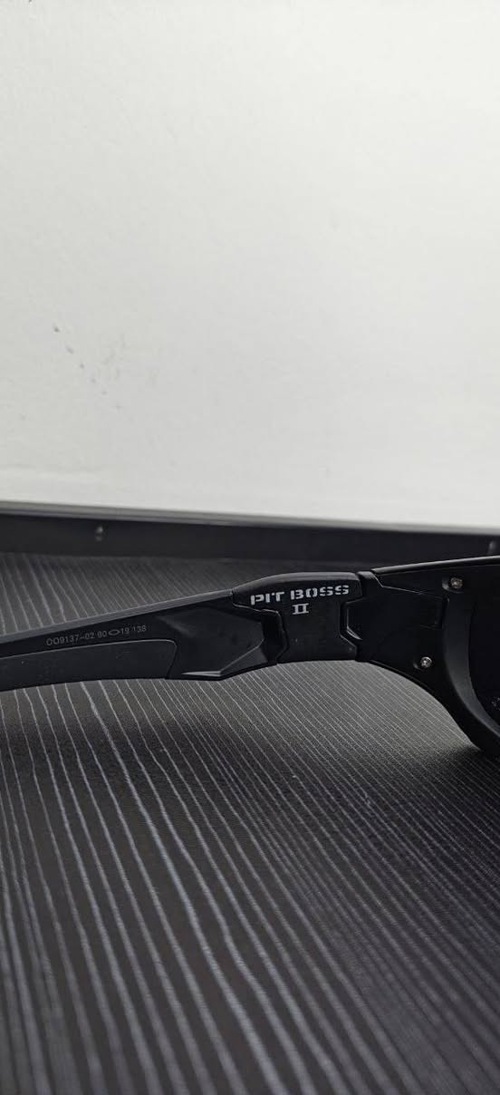 نظارة Oakley Pit Boss II
نظارة شمسية رياضية مميزة، تجمع بين التصميم القوي والمظهر الجذاب.
الموديل: Oakley Pit Boss II.
العدسات: بولورايزد (Polarized) عاكسة بتدرج بين الأزرق والأخضر، لحماية ممتازة من الشمس ورؤية مريحة.
الإطار: أسود مطفي متين وخفيف، مع الشعار على الجوانب.


**إذا كنت صاحب هذا الإعلان وتريد حذفه لأي سبب، رجاءا أرسل رسالة إلى الدعم الفني**