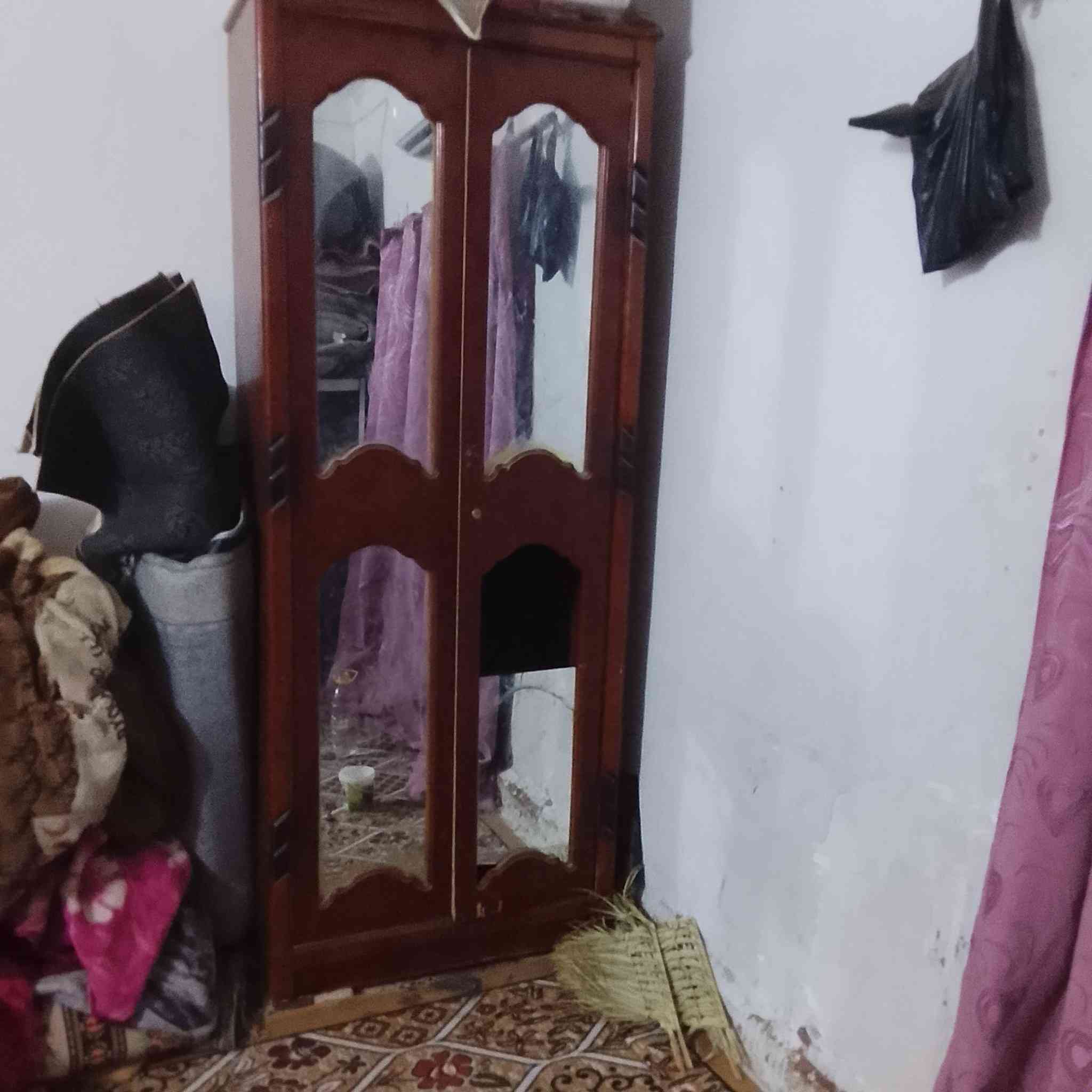 غرفه للبيع نضيفه كلشي ما عايزه بس صبغ السعر 325 وبيهى مجال بصيط ***********
