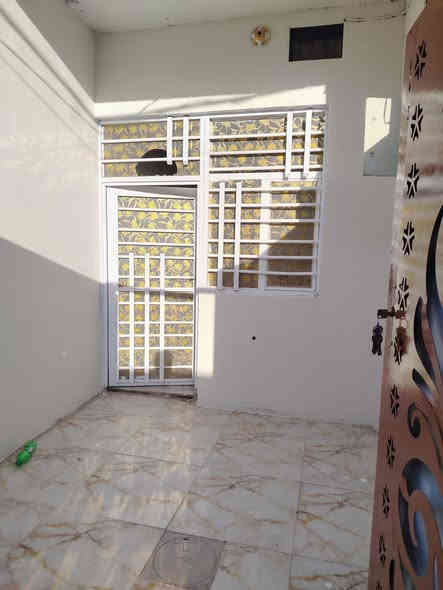 السلام عليكم بيت للبيع المساحه ١٠٠ متر البراكيه شارع المطار القديم قرب أسواق الأمير البيت يحتوي على غرفه صاله مطبخ استقبال صحيات داخلي وخارجي السعر ٢٨ معه المجال الاستفسار على الرقم ***********
