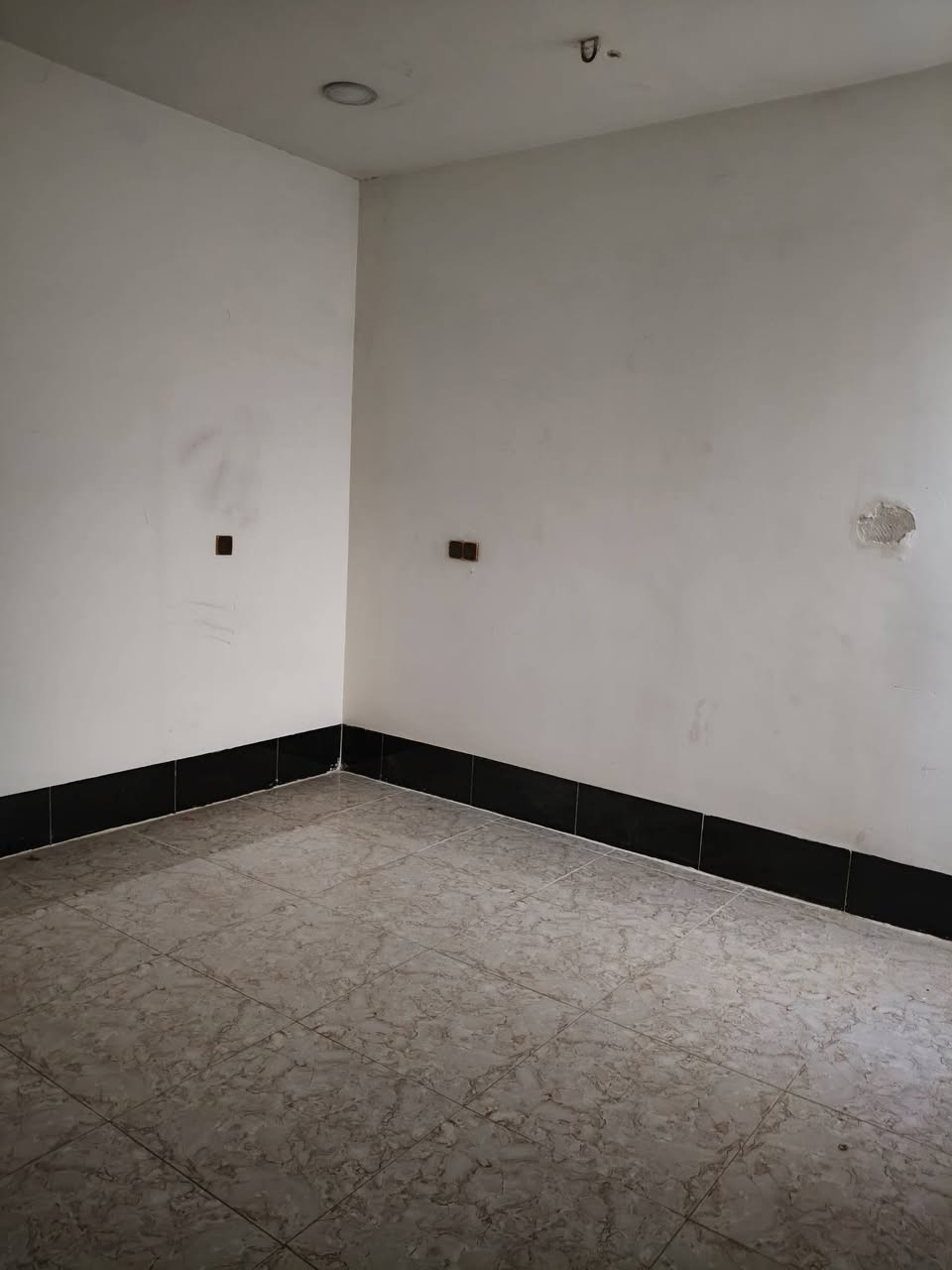 السلام عليكم دار للبيع منطقة المخابرات مساحه 100 متر طابق ونص طرمه ممرجانبي صالة وحولي ومطبخ ومنور  غرفتين نوم صحيات عدد3  البيت عالي عن الشارع البيت فارغ يعني تاخذ مفتاح بدون ما تنتضر هاي من جانب المشتري
البيت بأسمي نفس اليوم افتح بيان 
سعر 90 بي مجال بسيط 
***********
