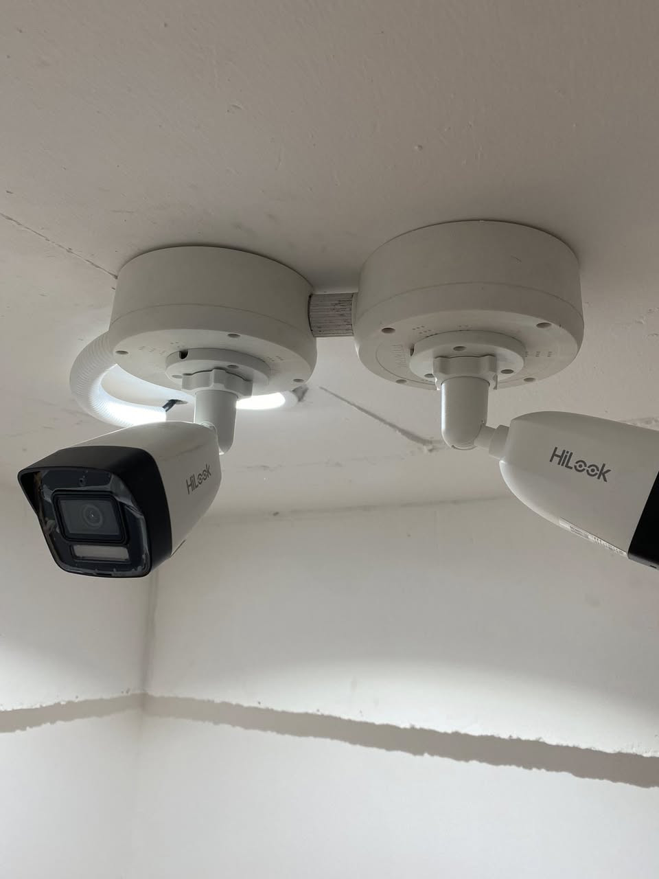 العنوان: الدقة والأمان تجتمع في قلب المنصور 📍
أنجز فريقنا بفضل الله تنصيب منظومة كاميرات مراقبة متكاملة بنظام IP System المتطور لأحد أكبر السوبر ماركتات في بغداد - منطقة المنصور.
تفاصيل المشروع:
✅ العدد: 25 كاميرا احترافية من شركة Hilook العالمية
✅ الدقة: تم اختيار موديلات تمتاز بدقة صورة فائقة التفاصيل (Ultra HD) لضمان تغطية أدق تفاصيل السلع والزبائن والكاشير
✅ التخطيط: السوبر ماركت يتكون من طابقين، وتم العمل بنظام توزيع ذكي
الجانب الهندسي والجمالي في العمل:
نحن لا نهتم بالصورة فقط بل بجماليه المكان وترتيب الكيبلات:
1.تم تخصيص Rack 4U لطابق الاول وrack 9uلطابق الثاني لي فيه غرفة السيطرة بشكل مستقل.
2.استخدام سويتشات (PoE Switches) لجمع كاميرات كل طابق على حدة
النتيجة: اختصار كبير في تمديد الكيبلات منع حدوث "هوسة" وأسلاك متشابكة وسهولة تامة في الصيانة المستقبلية.
تم العمل بانسيابية عالية دون التأثير على حركة الزبائن مع ضمان تغطية كل الزوايا العمياء.
ثقتكم هي هدفنا وأمنكم مسؤوليتنا
للتواصل 
***********
***********

