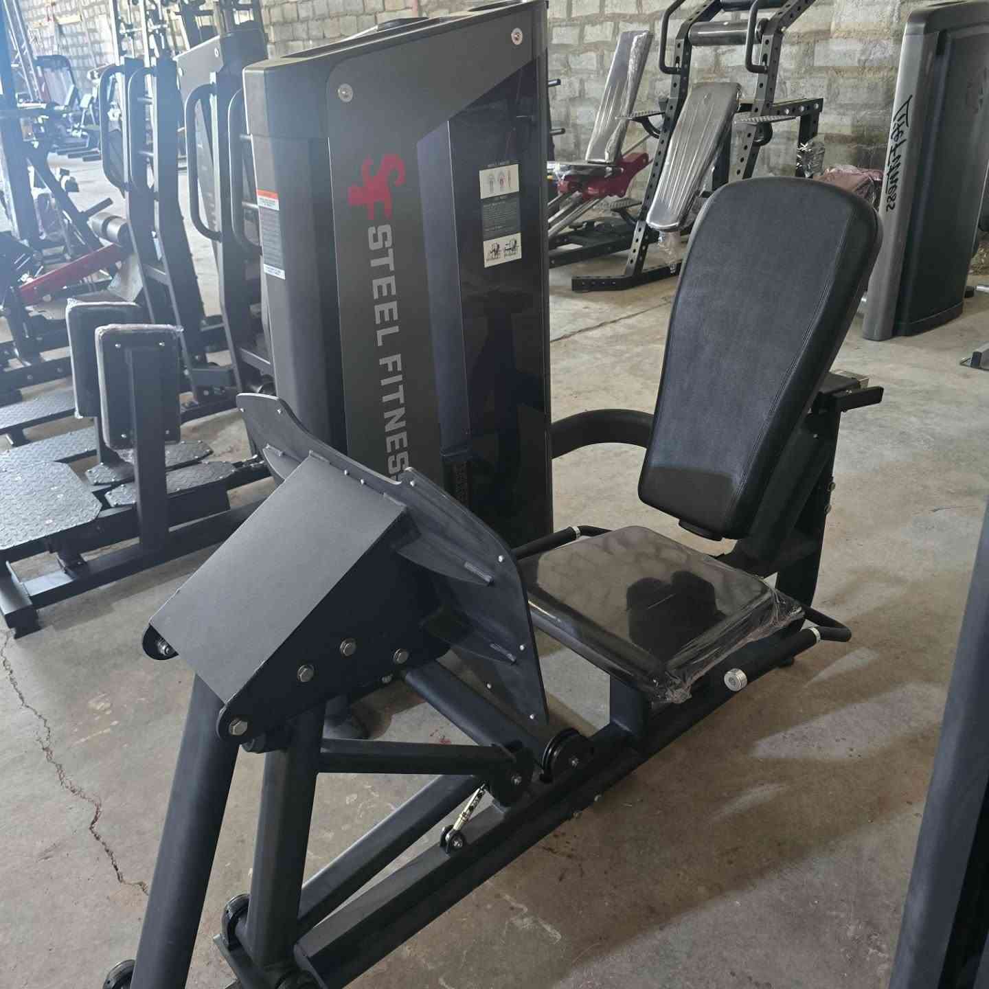 متوفر سيت طابوق جديد استيراد شركة Steel Fitness يتألف من ( كلوت واقف / بكارج / هب تراست / دفع ماكنة / ملتي هبس بكرة / خوارج واقف ) سعر القطعة ١٣٠٠$ 
الاتصال : ***********
