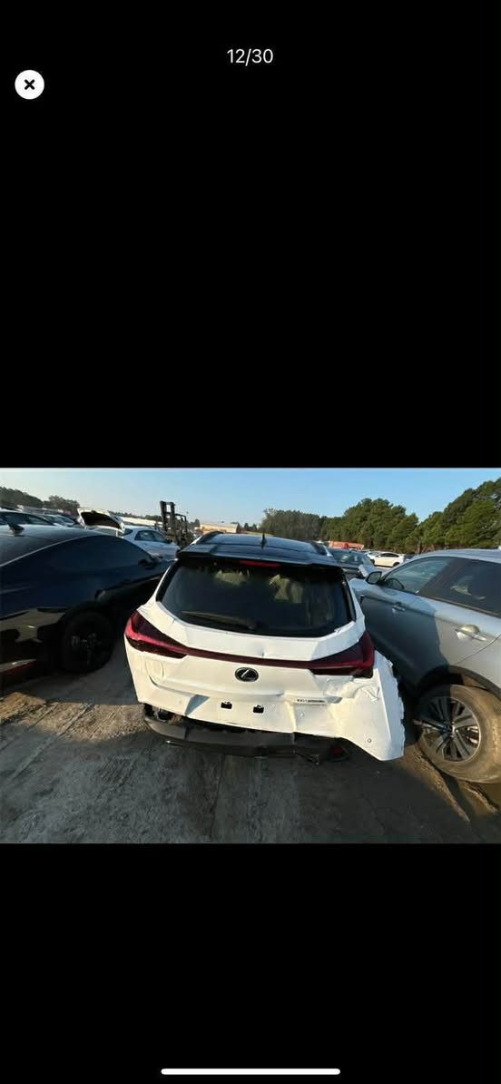سلام عليكم للبيع او مراوس
ليكزس UX F SPORT  موديل 2024 ابيض داخل ابيض 
بدون ايرباك بدون تبديل بدون شاصي الجاملغ خلفي تعديل ونصبغ فقط ماشية 32 الف كيلو متر . توكلر بلادي 

السعر 240 وبي مجال 
للاتصال او واتس ***********
