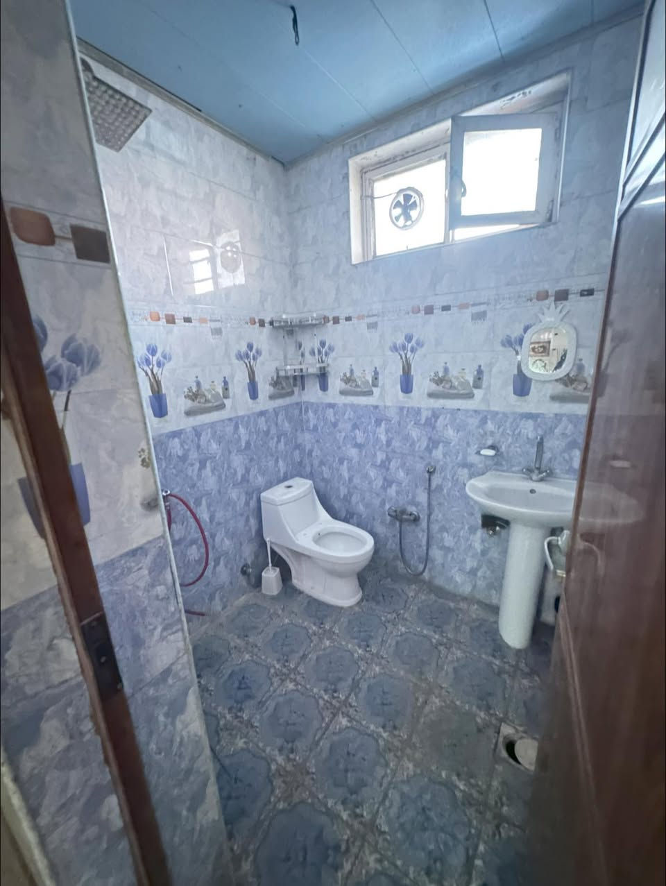 #للايجار 
شقه طابق ثاني 
تحتوي/ صاله وغرف نوم عدد ٢ ومطبخ وخدمات 
الموقع / حي التجار قرب نادي العربي 
بدل الايجار ٤٠٠ الف 
للمعلومات اكثر مراجعة مكتب العهد للعقار 
***********
