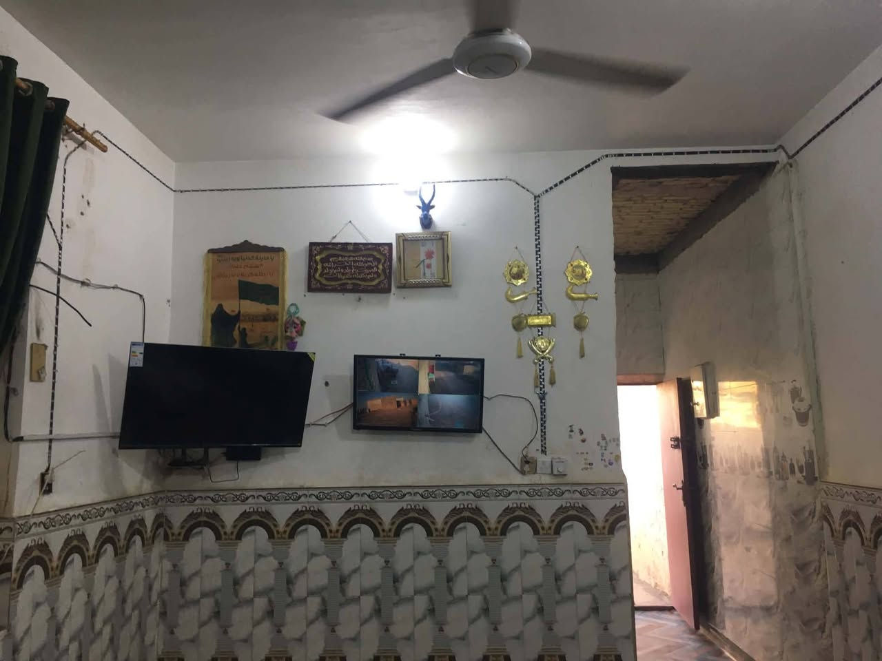 سلام عليكم بيت للبيع بحي منتظر قريب ع شارع 30 كدامه شارع 15 كافت ال خدمات موجوده زراعي رقم تلفون***********
