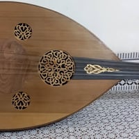 عود للبيع مع ملحقاته ( جنطة + ريشة عزف )الحاله جيده السعر ( ١٠٠ ) الف ...