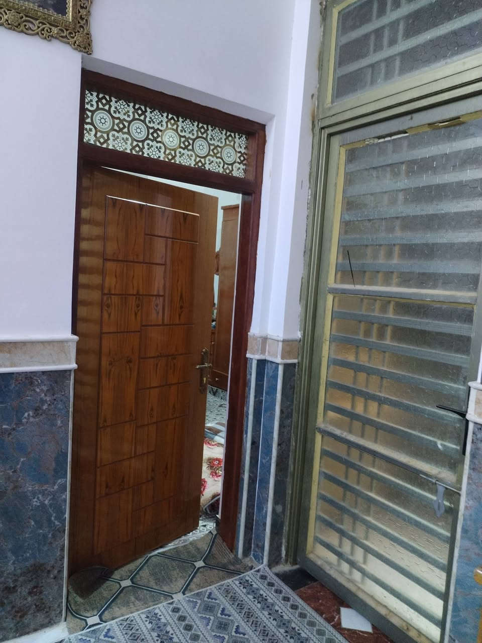 سلام عليكم،متوفر بيت في الحي العسكري ١٥٠م بناء حديث ٢٠٢٥،الطابق الارضي غرفه عدد٢ صاله، مطبخ،استقبال،صحيات داخليه وخارجيه،الطابق الثاني شقه معزوله عن الارضي،نفس بناء الطابق الارضي،للبيع او المراوس بقطعه مع الفرق،***********
