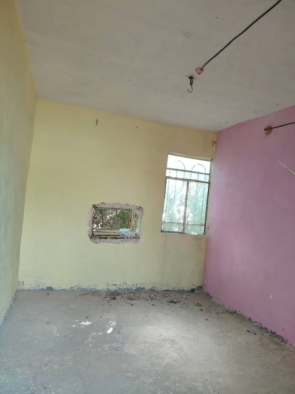 بيت للبيع المساحه 50م غرفه النوم وصاله ومطبخ وصحيات قرب شارع 20نجف الاشرف حي الرحمه مراجعة مكتب الخزعلي للعقار ***********
