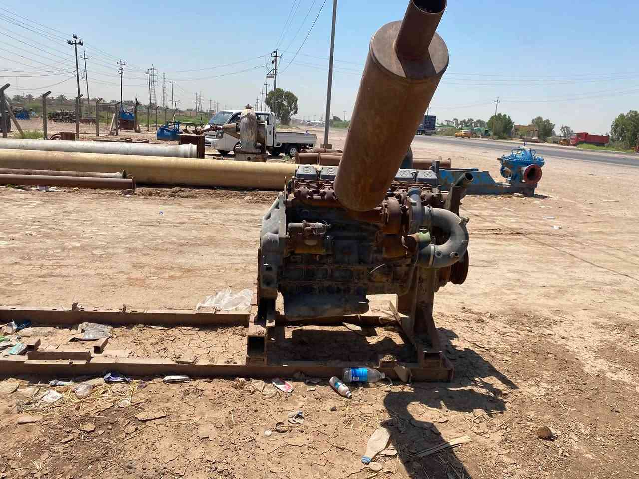 سلام عليكم محرك للبيع  المحرك محتاج تجفيت   ابيع على وضعه مكان واسط الاتصال ***********
