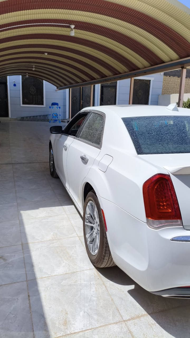 سلام عليكم اوباما C300 كفاله عامه  
مواصفات

شاشة 8.4 إنج Uconnect
Apple CarPlay + Android Auto
مقاعد جلد
تبريد + تدفئة مقاعد (حسب الفئة)
تدفئة سكان
تشغيل بصمة + ريموت ستارت
كاميرا خلفية + حساسات
فتحة سقف بانوراما
مثبت سرعة
حساسات أمامية وخلفية
نظام مانع انزلاق + ABS
كراسي كهربائية مع حفظ وضعيات
نظام مراقبة ضغط الإطارات
منافذ USB خلفية وأمامية
فتحات تكييف خلفية
نظام تنبيه فتح الأبواب
نظام تشغيل المحرك عن بعد من مسافة
عداد رقمي جزئي مع شاشة معلومات
تنبيه نسيان المفتاح داخل السيارة
فتحات تبريد خاصة للمنطقة الخلفية
نظام صوت محيطي متعدد السماعات
إضاءة ترحيب عند فتح السيارة

وبعد مواصفات 
السعر : 270
الرقم ***********
